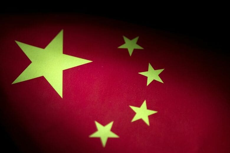 中国の国旗。2022年5月撮影。 REUTERS/Dado Ruvic