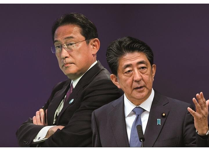 自民党内部では既に新たな「対立軸」が生まれ始めているが　HANNAH MCKAYーPOOLーREUTERS (KISHIDA), FRANCK ROBICHONーPOOLーREUTERS (ABE)