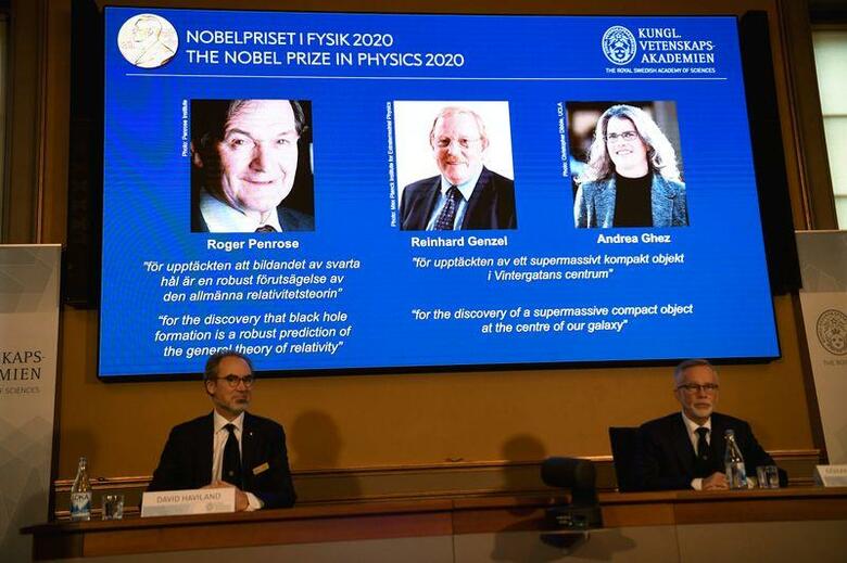 スウェーデンの王立科学アカデミーは6日、2020年ノーベル物理学賞をブラックホールの研究で成果を上げた英国のロジャー・ペンローズ氏とドイツのラインハルト・ゲンツェル氏、米国のアンドレア・ゲズ氏に授与すると発表した（2020年　ロイター/TT NEWS AGENCY）