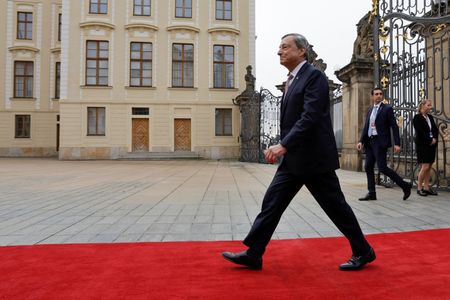 　イタリア前首相で欧州中央銀行（ＥＣＢ）総裁を務めたマリオ・ドラギ氏（写真）は、欧州連合（ＥＵ）欧州委員会の次期委員長の椅子に興味を持っていない。同氏に近い関係者が８日明らかにした。チェコのプラハで昨年１０月撮影（２０２３年　ロイター／Leonhard Foeger）