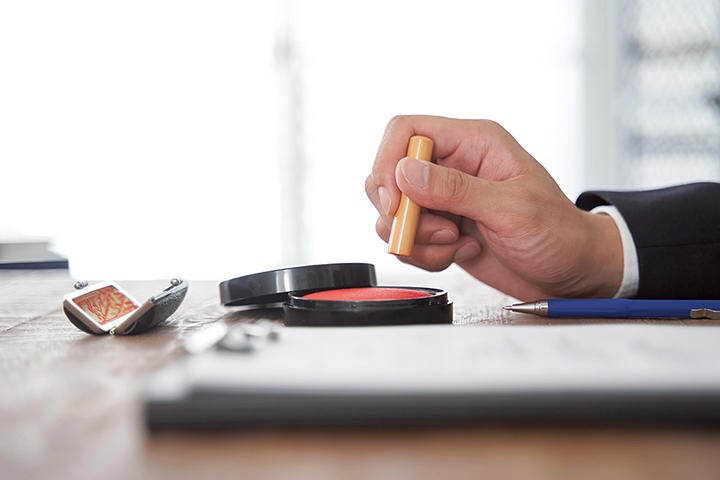 菅首相は就任後、脱ハンコやデジタル化の推進を政策目標の一つとして掲げた　KAZUMA SEKI/ISTOCK