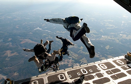 降下訓練を行うSEALチーム６　U.S. Navy