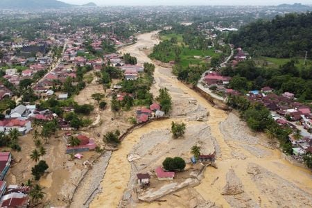 　１２月４日　インドネシアのバフリル・エネルギー相は、洪水に見舞われたスマトラ島で企業が規則に違反していることが判明した場合、採掘認可を取り消すと述べた。写真は１１月３０日、西スマトラ州の州都パダンで撮影（２０２５年　ロイター／Aidil Ichlas）