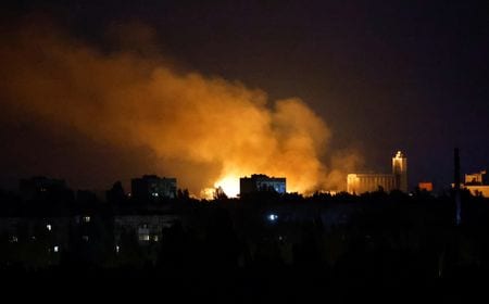 ウクライナ軍は、ロシア軍が南部に進軍するにあたり重要なドニエプル川に架かる橋の近くにある弾薬庫を１２日に砲撃したと発表した。ロシア軍の制圧下にある地域のほぼ全域にわたり、軍の供給ルートを攻撃できるようになったとしている。（２０２２年　ロイター／Alexander Ermochenko）