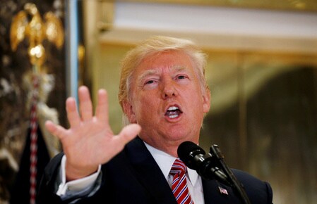 ８月１６日、トランプ米大統領（写真）は、北朝鮮の金正恩朝鮮労働党委員長が米領グアムへのミサイル発射計画の留保を示唆したことについて、「賢明」な判断を下したと評価した。ニューヨークで１５日撮影（２０１７年　ロイター/Kevin Lamarque）