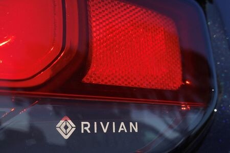 １０月２日、米電気自動車（ＥＶ）メーカーのリビアン・オートモーティブは年間納車台数予想の中間値を下方修正した。連邦政府の税制優遇措置の廃止に伴い今後数四半期は不透明な状況が続くと見込まれることが理由だ。写真は同社製ＥＶ。米国で２０２２年１２月撮影（２０２５年　ロイター/Mike Blake）