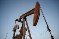 原油先物下落、トランプ氏がホルムズ海峡立ち往生の船舶支援表明