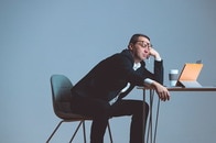遅刻と居眠りの多い「問題社員」は、病気の可能性も。どうすれば？【産業医が解説】