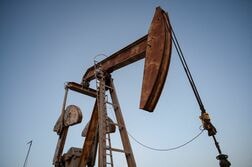 原油先物下落、トランプ氏がホルムズ海峡立ち往生の船舶支援表明