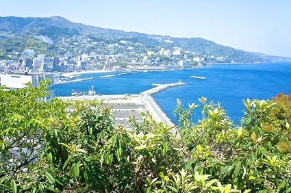 こちら、我らが日本の誇る熱海の風景。アマルフィといわれてもわからないのでは？