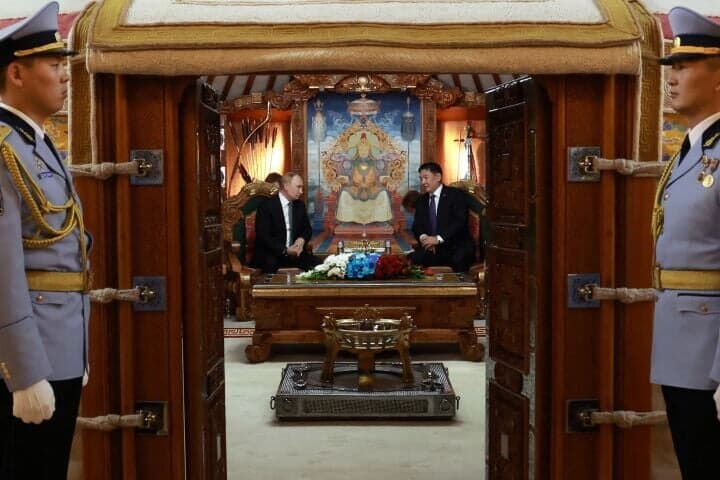 ゲルの中にいるプーチン大統領