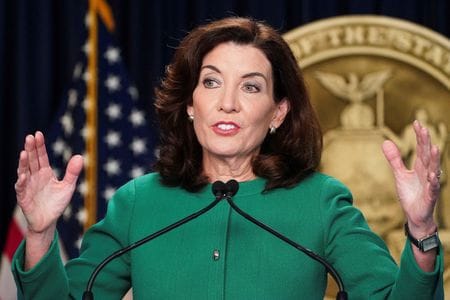 　米ニューヨーク州のホークル知事（写真）は１月５日の施政方針演説で、知事を含む州政府幹部の任期制限に向けた州憲法改正を提案する。知事の事務所が３日、明らかにした。２０２１年１２月、ニューヨークで撮影（２０２２年　ロイター/Carlo Allegri）