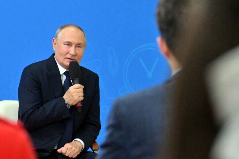 2024年9月2日、ロシア・トゥバ共和国の首都クズルの学校を訪問し、「重要なことを話す」というテーマで生徒たちと語り合ったプーチン大統領　Sputnik/Kristina Kormilitsyna/Pool via REUTERS