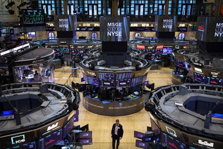 米国株式市場は不安定な展開となる中、Ｓ＆Ｐ総合５００種が続落。１２日に公表された９月の米連邦公開市場委員会（ＦＯＭＣ）議事要旨からは、連邦準備理事会（ＦＲＢ）当局者が制限的な金融政策スタンスを維持する必要があるという見解で一致していたことが分かった。８月３日、ニューヨーク証券取引所で撮影（２０２２年　ロイター/Andrew Kelly）