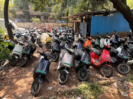 　インド中央消費者保護局（ＣＣＰＡ）のニディ・カレ長官は８日、電動二輪車大手オラ・エレクトリックに対する苦情が殺到しており、同社に説明を求める通知を送付したと明らかにした。写真はムンバイ郊外にある同社サービスセンターで昨年１０月撮影(２０２４年　ロイター/Francis Mascarenhas)