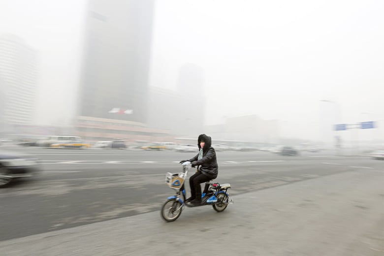 北京で電動自転車を運転（もちろんノーヘル）　JASON LEEｰREUTERS