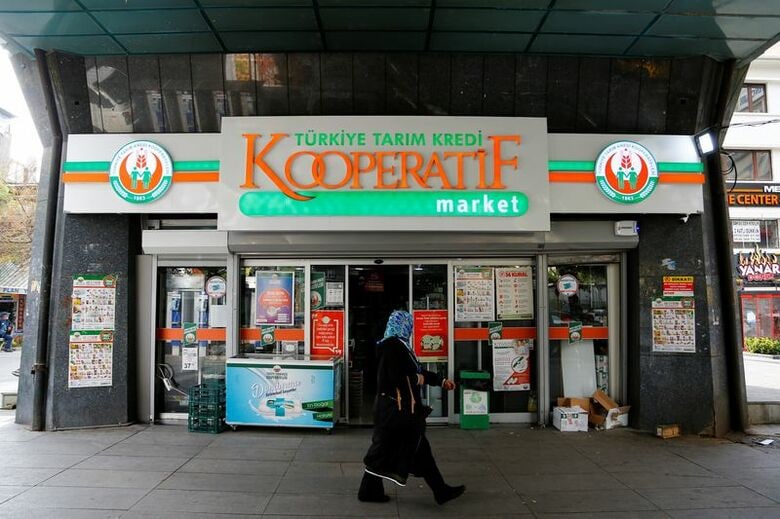 トルコ・アンカラの食料品店前で2021年10月撮影。REUTERS/Cagla Gurdogan