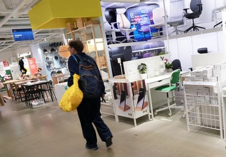 スウェーデンの家具大手イケアが１０月１６日発表した２０２５年８月期決算は、売上高が４４６億ユーロ（５１９億ドル）と前年比１％（為替変動の影響調整後０．３％）減少した。１５日、ストックホルムの店舗で撮影（２０２５年　ロイター/Tom Little）