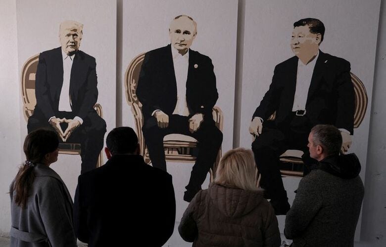 トランプ米大統領、ロシアのプーチン大統領、中国の習近平国家主席を描いたアート作品。2025年2月8日、クリミア半島ヤルタで撮影。REUTERS/Alexey Pavlishak