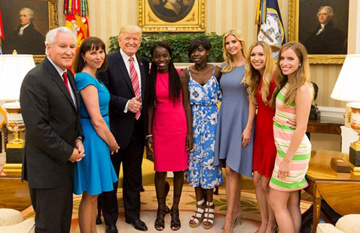 少女たちの願いはトランプに届くか　Official White House Photo by Shealah Craighead