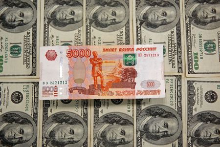 ３月１１日、１１日の為替市場でロシアルーブルが対ドルで上昇。一方、週間では約８％値下がりした。写真は２０１５年３月撮影（２０２２年　ロイター／Dado Ruvic）