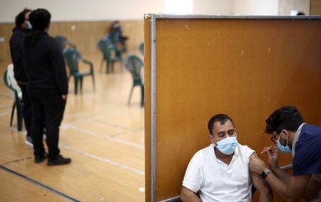 　英国のハンコック保健相は４月２４日、人口の過半数が新型コロナウイルスワクチンの１回目の接種を完了したと発表した。ロンドンで３月撮影（２０２１年　ロイター/Henry Nicholls）