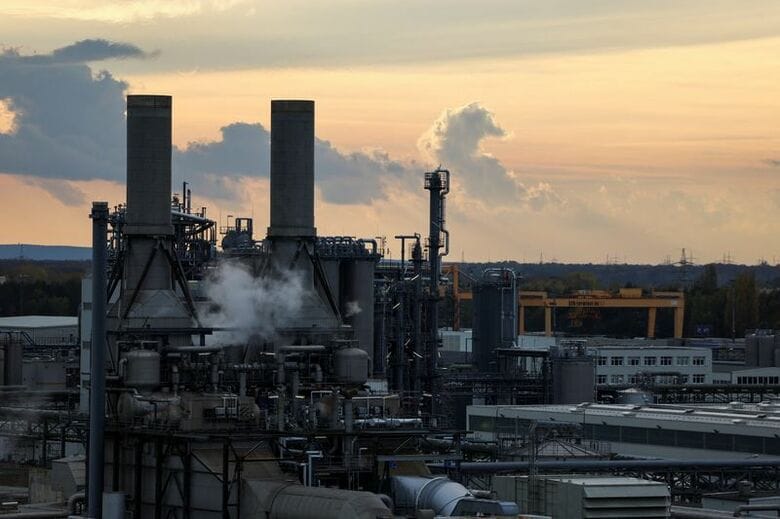 写真は独シュバルツハイデにあるBASFの全景。2022年11月代表撮影。REUTERS