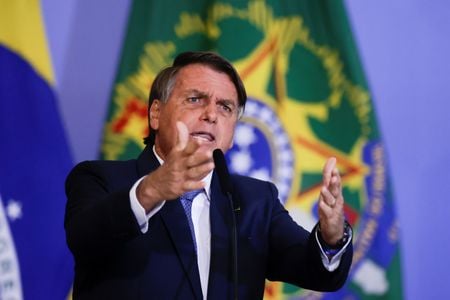 　７月２４日、 ブラジルの右派与党、自由党は、ボルソナロ大統領（写真）を１０月２日の大統領選の候補者に指名した。写真は６月、ブラジリアで撮影（２０２２年　ロイター/Ueslei Marcelino）