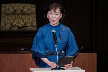 トランプ次期米大統領が安倍晋三元首相の妻である昭恵夫人を１５日にフロリダ州の邸宅に招き、夕食を共にすると関係者がロイターに明らかにした。メラニア夫人も夕食会に出席するという。写真は安倍昭恵氏。大阪で２０１９年撮影。（2024年ロイター/ Nicolas Datiche/Pool via REUTERS/File Photo）
