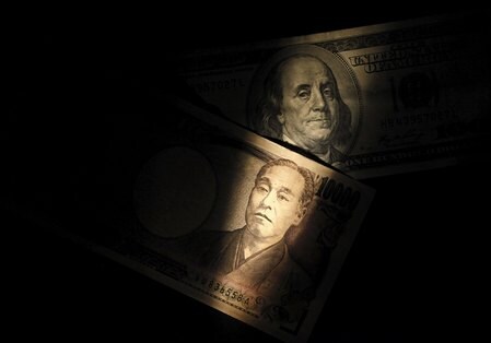 　５月１３日、ＮＹ外為市場では、ドルが主要通貨バスケットに対し２週間ぶりの高値をつけた。写真は１００ドル札と１万円札。２０１３年２月東京で撮影。（２０１６年　ロイター／Shohei Miyano）