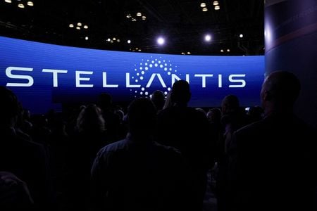 　１１月１３日、欧米系自動車メーカーのステランティスは、米国の社員６４００人を対象に早期退職制度を導入すると発表した。ニューヨークのマンハッタンで４月５日撮影（２０２３年　ロイター/David \'Dee\' Delgado）