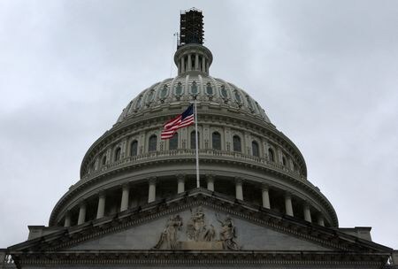米上院は１５日、政府機関閉鎖回避のためのつなぎ予算案を可決した。写真は米国議会議事堂。ワシントンで９月撮影。（2023年 ロイター/Leah Millis/File Photo）
