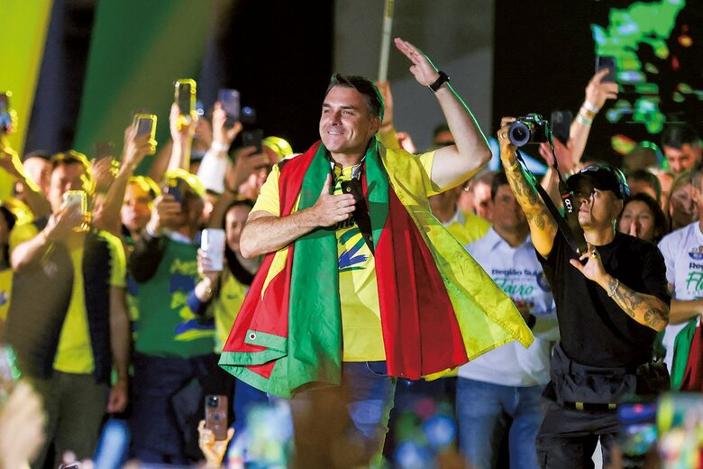 選挙集会で支持者に演説するフラビオ・ボルソナロ（10月14日）　DIEGO VARA-REUTERS