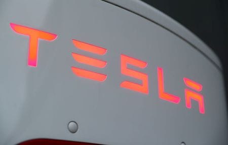 １０月２１日、米電気自動車（ＥＶ）大手テスラ<TSLA.O>が２１日発表した第３・四半期決算は、納車台数の増加や他の自動車メーカーに対する温暖化ガス排出枠（クレジット）販売を受け、売上高が過去最大の約８８億ドルに伸び、５四半期連続の黒字になった。写真はテスラのロゴ。スイス・ディーディコンで撮影（２０２０年　ロイター/Arnd Wiegmann）