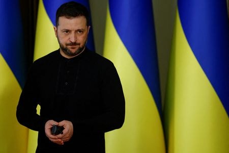 ウクライナのゼレンスキー大統領は２１日、北大西洋条約機構（ＮＡＴＯ）のルッテ事務総長と電話会談を行い、「共同措置」のほか、「公正な和平」を確保するためにロシアに圧力をかける必要性について協議したと明らかにした。２月撮影（２０２５年　ロイター/Valentyn Ogirenko）