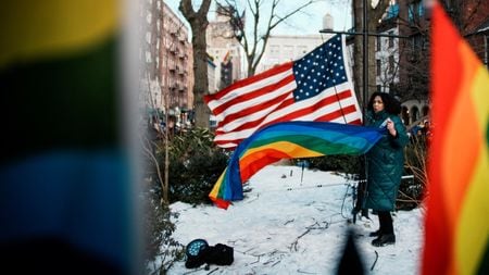 写真は米ニューヨークのグリニッジビレッジでプライド旗を掲げようとする人たち。12日撮影。 REUTERS/Eduardo Munoz