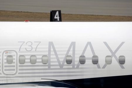 　１２月１１日、米連邦航空局（ＦＡＡ）のディクソン長官は、米ボーイングの旅客機「７３７ＭＡＸ」の生産上の問題を調査していると明らかにし、年内の運航再開を認めない方針を示した。ワシントン州レントンで３月撮影（２０１９年　ロイター/David Ryder）