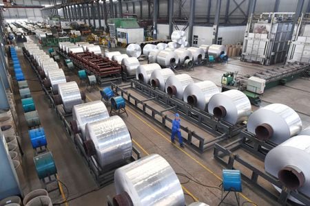 　９月１５日、中国国家統計局によると、８月のアルミニウム生産は前年同月比３．１％増の３６０万トンで、過去最高を記録した。写真は２０１８年９月、山東省浜州市で撮影（２０２３年　ロイター）