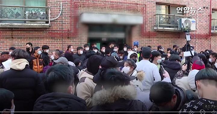 出所した凶悪犯罪者を待ち受けていたのは野次馬やユーチューバーらだった　Yonhapnews / YouTube