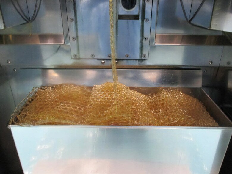 ソフトカプセルの製造時に発生するゼラチンの残渣。その量は年間300トン以上にも及ぶ