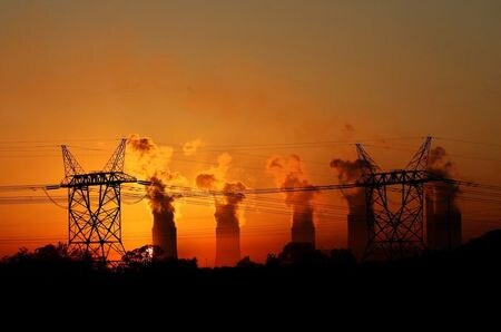 経済協力開発機構（ＯＥＣＤ）は４日、２０カ国・地域（Ｇ２０）に対し、低炭素経済への移行でＥＳＧ（環境・社会・企業統治）分野の格付けや投資が効果的に機能する体制を整えるため、さらなる対応が必要だとの報告書をまとめた。南アフリカの火力発電所で２０１６年撮影。（２０２１年　ロイター/Siphiwe Sibeko）