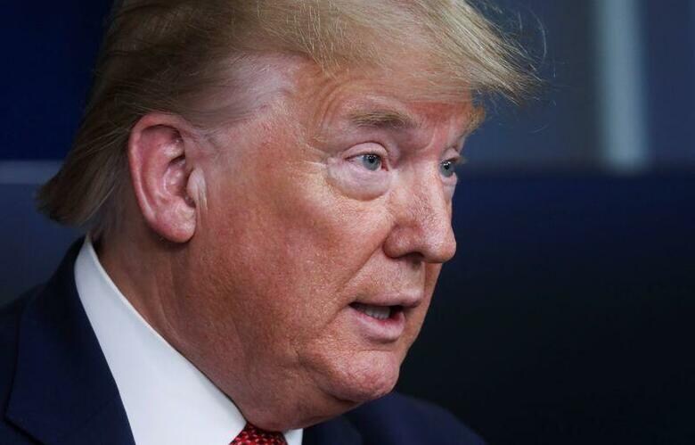 トランプ米大統領は、警官が容疑者の首を圧迫して拘束する「チョークホールド」を大半のケースで禁止すべきとの考えを示した。写真はトランプ大統領。４月１６日撮影（２０２０年　ロイター/Leah Millis）