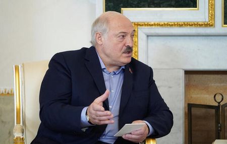 　ベラルーシのルカシェンコ大統領（写真）は、ポーランドとバルト３国がベラルーシに駐留するロシアの民間軍事会社ワグネルの即時追放を要請したことについて、根拠がない要求だと一蹴した。国営ベルタ通信が３１日に伝えた。写真は７月、ロシアのサンクトペテルブルクで撮影。提供写真（２０２３年　ロイター／Sputnik/Alexei Danichev/Kremlin）