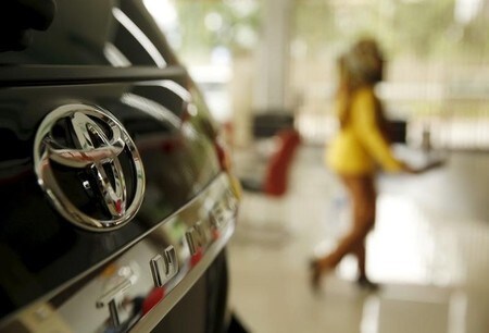 　６月１０日、トヨタ自動車はタカタ製エアバッグ問題で将来的にリコールの対象となる車種を販売時に顧客に伝えるよう、米国のディーラーに要請した。写真は同社ロゴ。２月２４日撮影（２０１６年　ロイター／Beawiharta Beawiharta ）