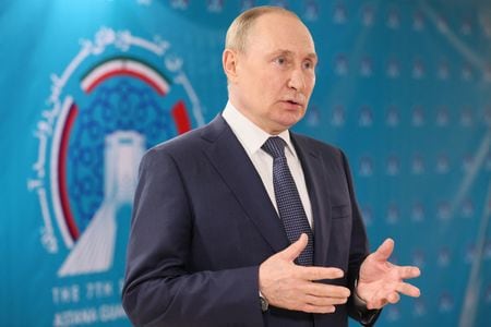 ロシアのプーチン大統領は２０日、ロシアから欧州に天然ガスを供給するパイプライン「ノルドストリーム１」について、カナダで修理されたタービンが「どのような状態で返却されるかは不明」で、スイッチが切られていればノルドストリーム１を通じたガス供給は停止する可能性があるという認識を示した。提供写真（２０２２年　ロイター）