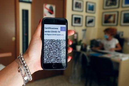 イタリア政府は１６日、全労働者に「グリーンパス」（写真）と呼ばれる新型コロナウイルスワクチンの接種証明、または陰性の検査結果か新型コロナ感染症からの回復証明の提示を義務付ける案を承認した。（２０２１年　ロイター/Yara Nardi）
