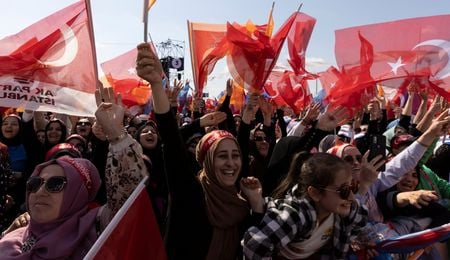 　５月７日、トルコのエルドアン大統領は、首相時代から２０年にわたり権力を維持してきた。写真はイスタンブールの選挙集会で演説するエルドアン大統領（２０２３年　ロイター/Umit Bektas）