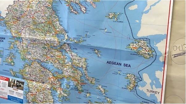 彼女のオフィスに貼られたギリシャの地図。全土に難民キャンプが散らばっている。