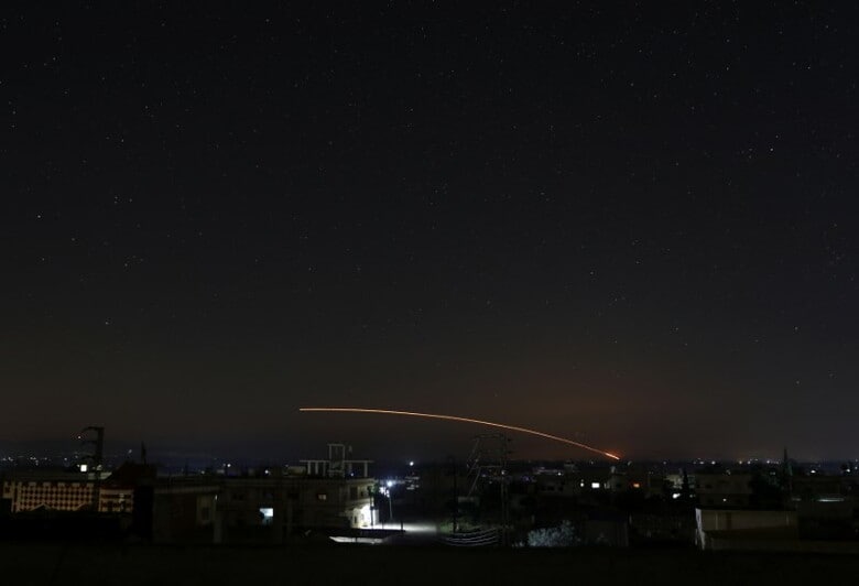 　５月１０日、イスラエルによると、シリアに展開するイラン軍は９日から１０日にかけての夜間に、イスラエルが占領するシリア・ゴラン高原のイスラエル軍前哨基地をロケット弾で攻撃した。イスラエル側もシリアに大規模な攻撃を行った。写真はダラヤ上空を飛ぶミサイル（２０１８年　ロイター／ALAA AL-FAQIR）
