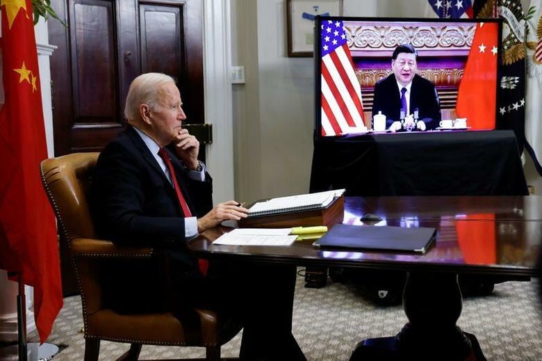 バイデン米大統領と中国の習近平国家主席はオンライン形式で会談した。世界が注目する2大経済国の首脳会談で、両者は対立を回避する世界への責任を強調した。写真はホワイトハウスから習近平国家主席とのオンライン首脳会談に臨むバイデン大統領（2021年　ロイタ/Jonathan Ernst）